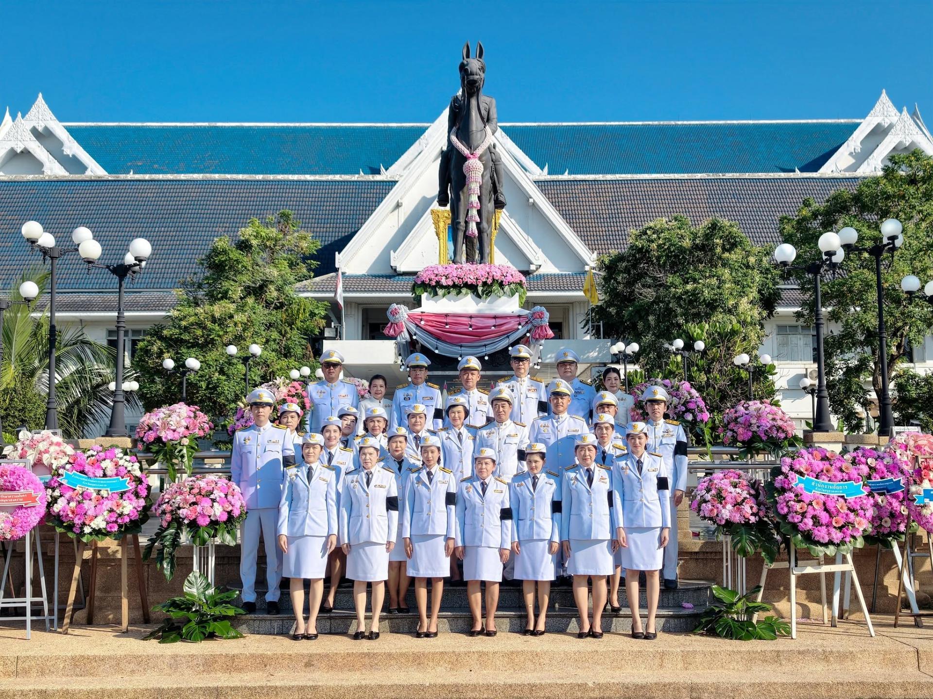 ร่วมพิธีวางพวงมาลาเนื่องในวันปิยมหาราช