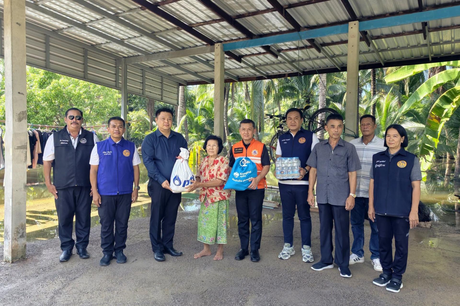 ผู้ว่าฯสมุทรสงคราม พร้อมนายก อบจ.สมุทรสงคราม และคณะ ลงพื้นที่บางคนที เยี่ยมให้กำลังใจผู้ประสบภัยน้ำท่วม พร้อมมอบถุงยังชีพ