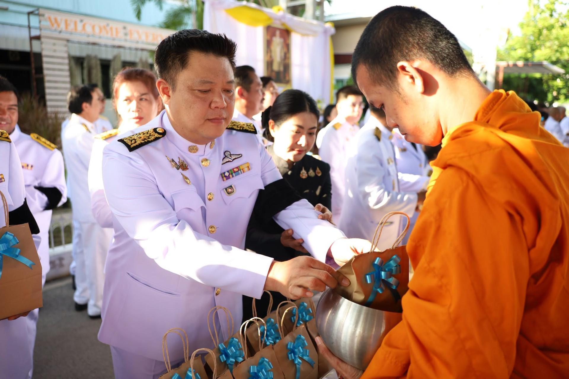 อบจ.สมุทรสงคราม ร่วมพิธีถวยดอกไม้จันทน์