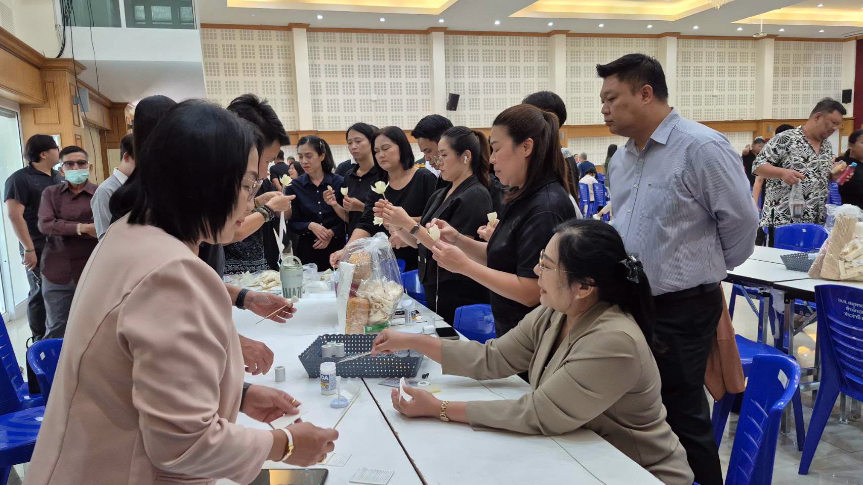 โครงการฝึกอบรมและส่งเสริมอาชีพ (ทำดอกไม้จันทน์)